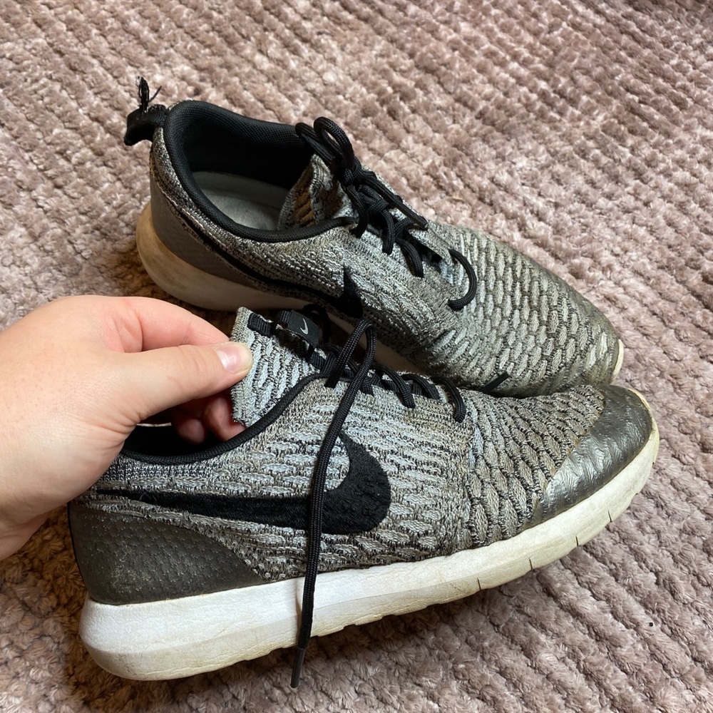 Nike Flyknit Roshe Men 7.5 Grey